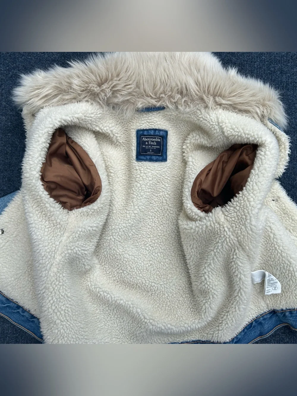Abercrombie & Fitch Sherpa Lined Faux Fur Collar Denim Trucker Jacket Small